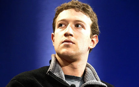 人类|前世界首富扎克伯格,机械式喝水,面部僵硬,被传不是人类