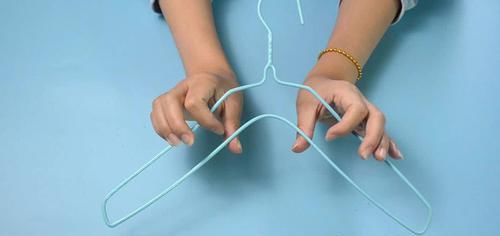  家家|衣架上套2个塑料瓶，这个用途太聪明了，解决家家都困扰的烦恼，实用