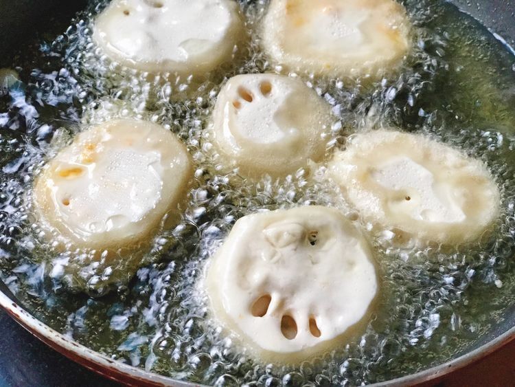 家里来客人就用这道菜来招待，外酥里嫩入口脆爽，做法也很简单