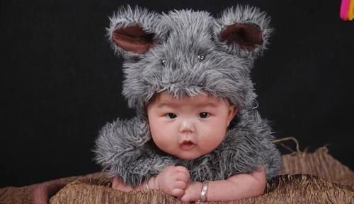 3岁儿子帮爸爸搓澡被拒绝,看清娃手上的东西后,网友:来报仇的