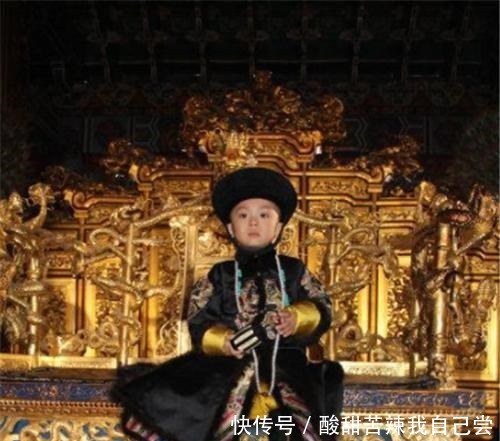 熊孩子贪玩爬上龙椅，皇帝：好玩吗？孩子机智回答6字，顺利登基！