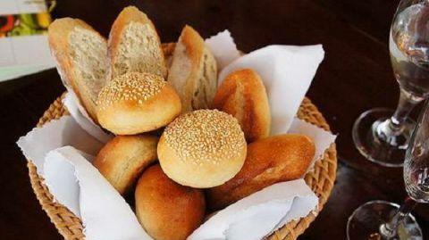 吃牛排时会先送上一盘面包 很多人不懂而闹了笑话