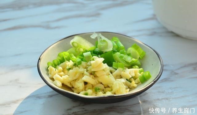 炒茄子时，先放油就完蛋了，今天教你一招，茄子不油不发黑
