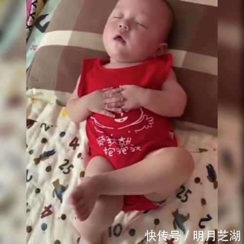 特征|萌娃睡觉“跷二郎腿”的独特姿势火了,网友:看起来也太安逸了吧