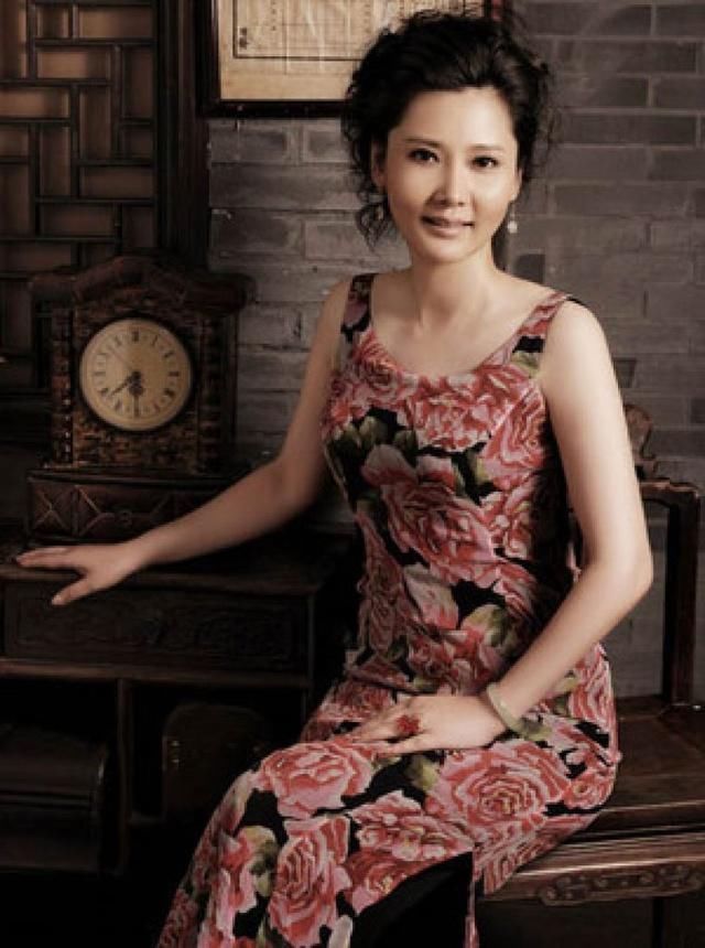 行书|“女神”何赛飞的书法不赖,行书有“大王”的洒脱,楷书端庄稳重