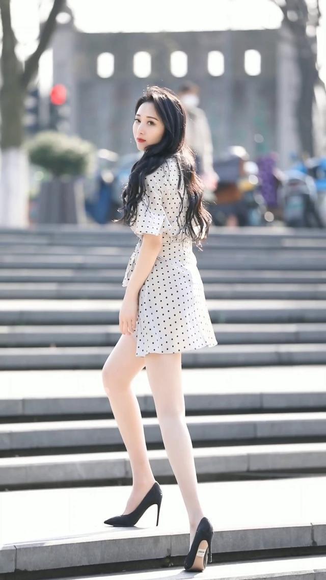 打造出|街拍白色斑点裙配黑色高跟鞋,打造出优雅轻熟风,你喜欢这样的穿搭吗