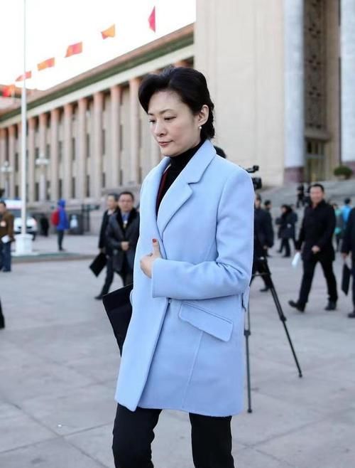 女人过50好气质得靠衣品撑！瞧主持人周涛穿搭，时髦大气显年轻