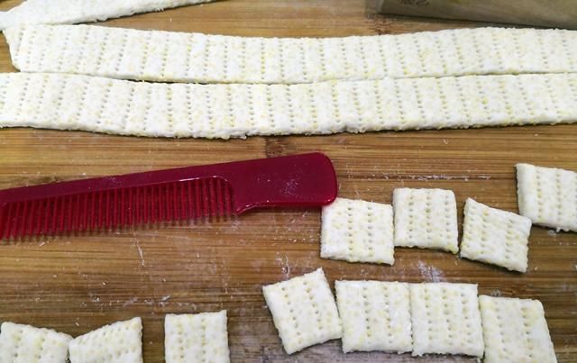  熬粥|小米别只会熬粥了，加碗面粉，教你做小米锅巴，焦香酥脆，无添加