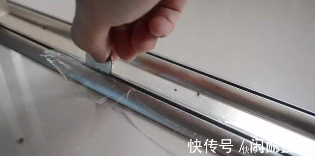 推拉门地轨清理难不用1滴水,拿个不值钱的它,来回滚一滚就行!