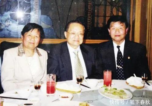 金庸这一家人有多厉害,承包了近现代诗歌小说的话语权