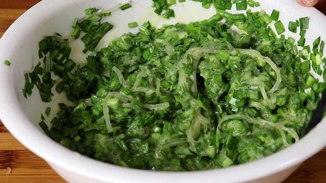 韭菜盒子新吃法，这做法头一次见，简单快速，上桌瞬间扫光