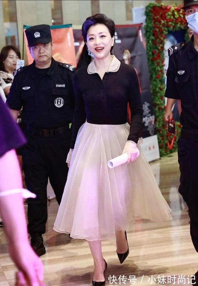 背头|杨澜学小姑娘赶时髦,穿纱裙挑染蓝发新潮又减龄,气质却依然端庄