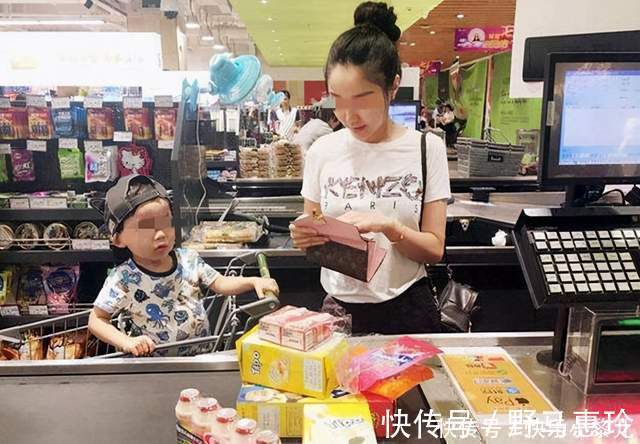 口渴|孩子逛超市口渴,宝妈拿空饮料瓶结账,收银员:麻烦10倍赔偿