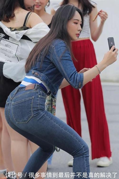 牛仔 牛仔款式的风格称得上独树一帜，不论是牛仔裤还是牛仔夹克