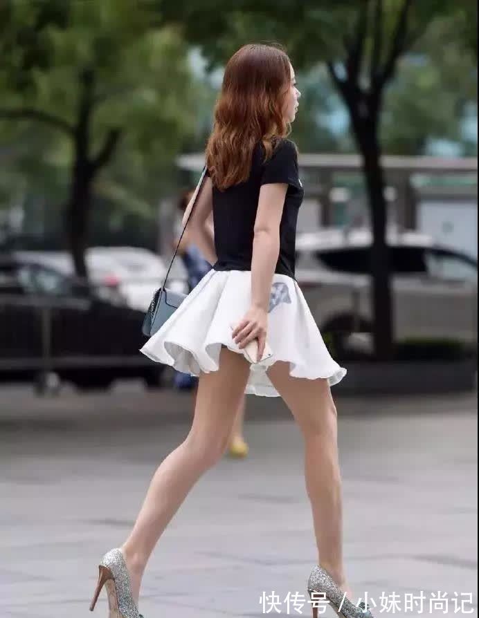 打扮 街拍:打扮很时尚的靓丽大姐,白色花边裙很是亮眼,自信满满!