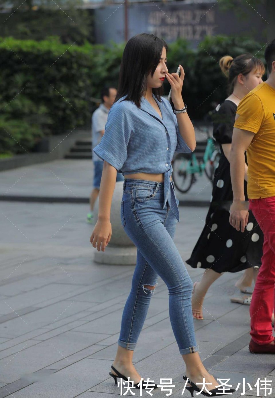 穿搭|美女街拍:长长的睫毛,很高级的女孩,完美地展现什么是微胖才是最好的