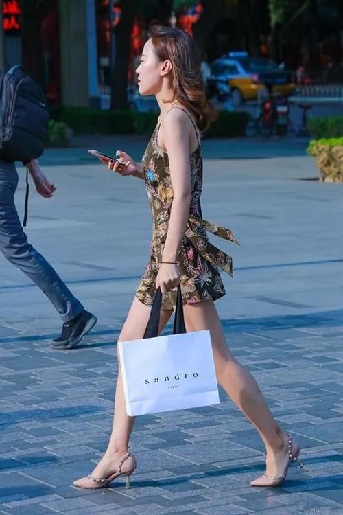 美女一双黑色的尖头高跟鞋显高又充满着魅力，带着一种时尚的气息