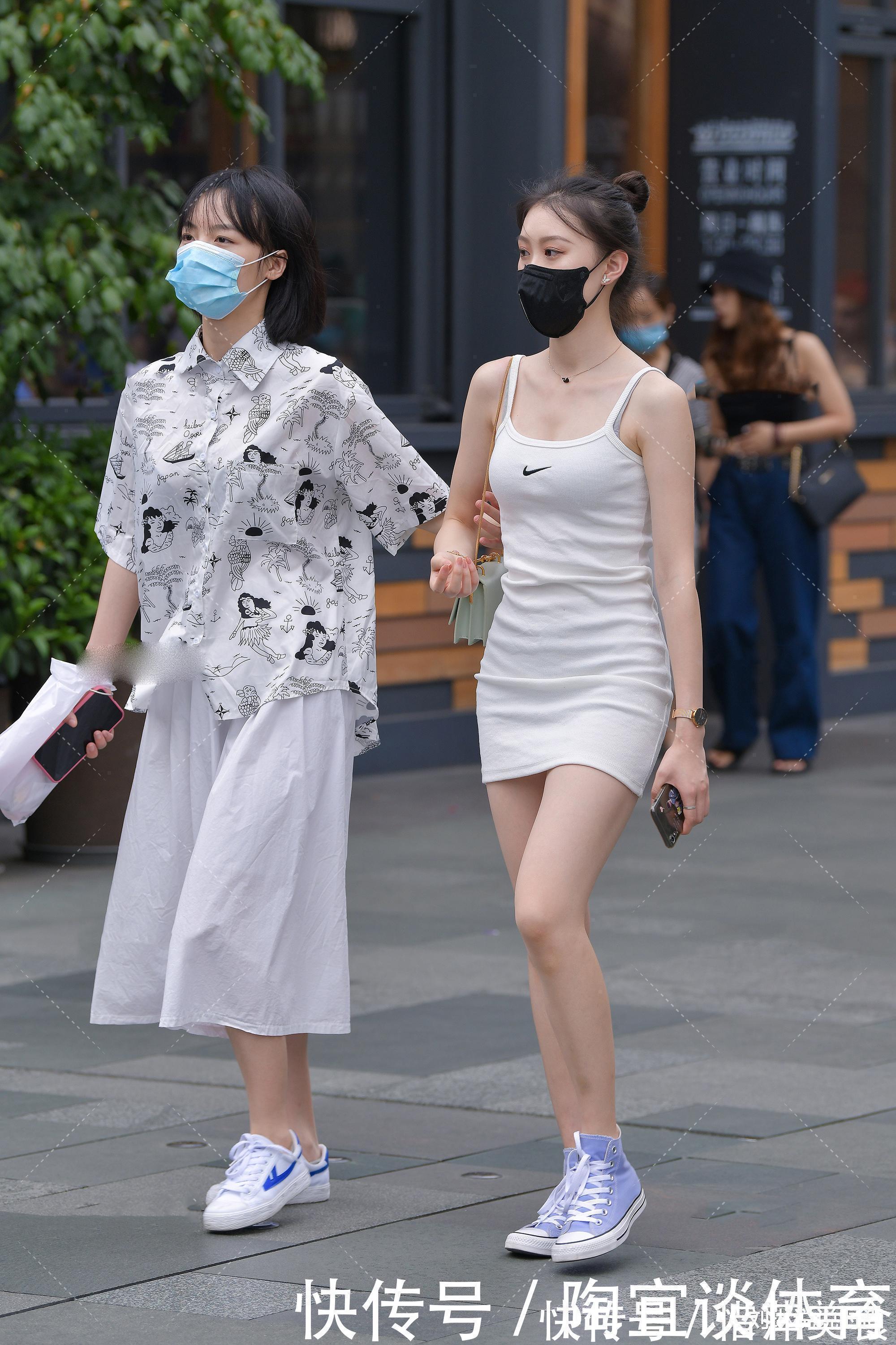 闺蜜俩 闺蜜俩逛街,同样的白色系气质却大不相同,金色装饰体现“贵妇”气质