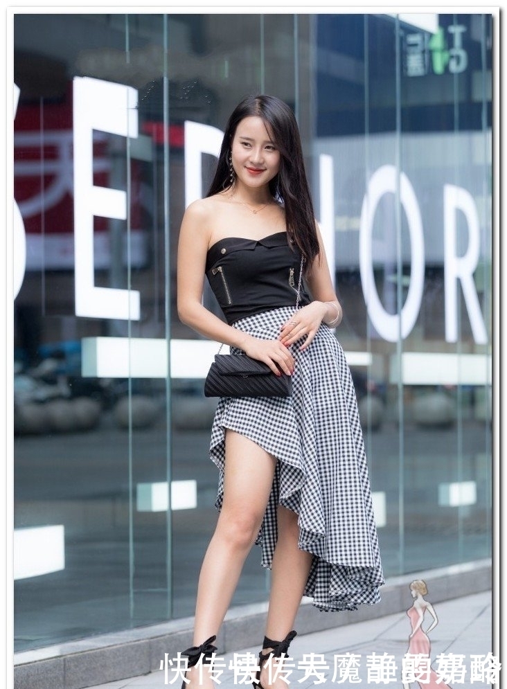 小姐姐黑色背心白色热裤，你们喜欢吗？