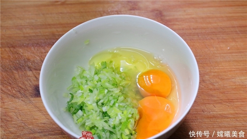 两个鸡蛋加两勺粗粮,搅一搅,煎一煎,点心快速做好,营养又健康