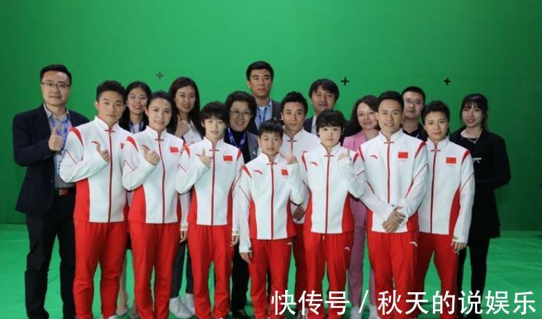 全紅嬋第一次現(xiàn)場唱歌!跳到體重300斤的李雯雯背上,大家笑場了