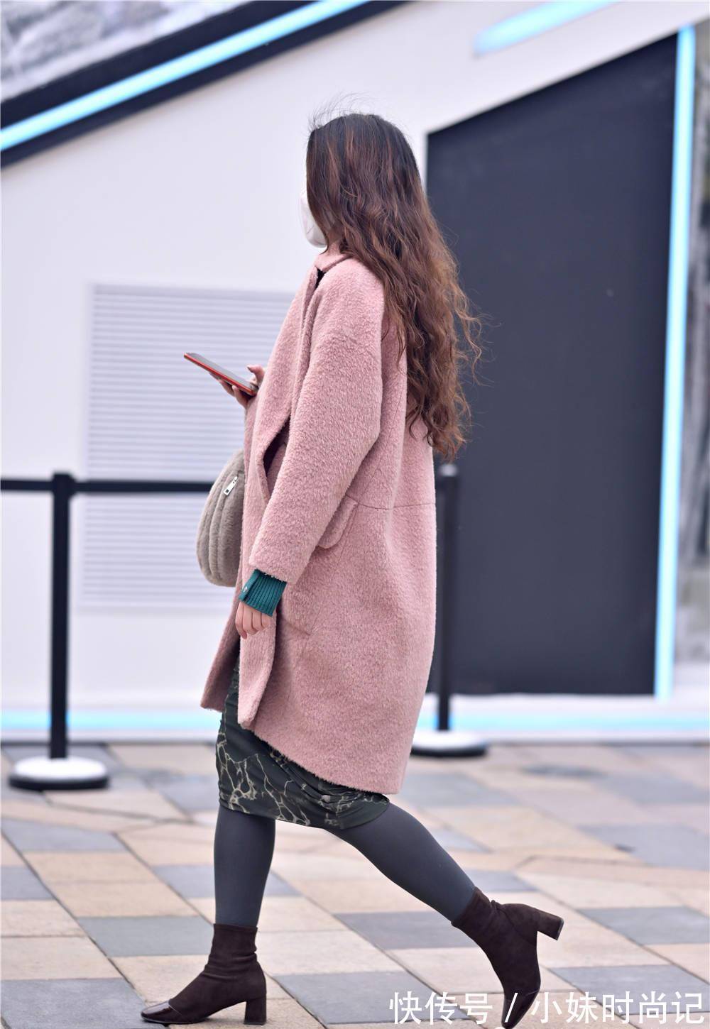 高跟 冬季适合搭配靴子,长靴短靴都可以,高跟款式更好一些