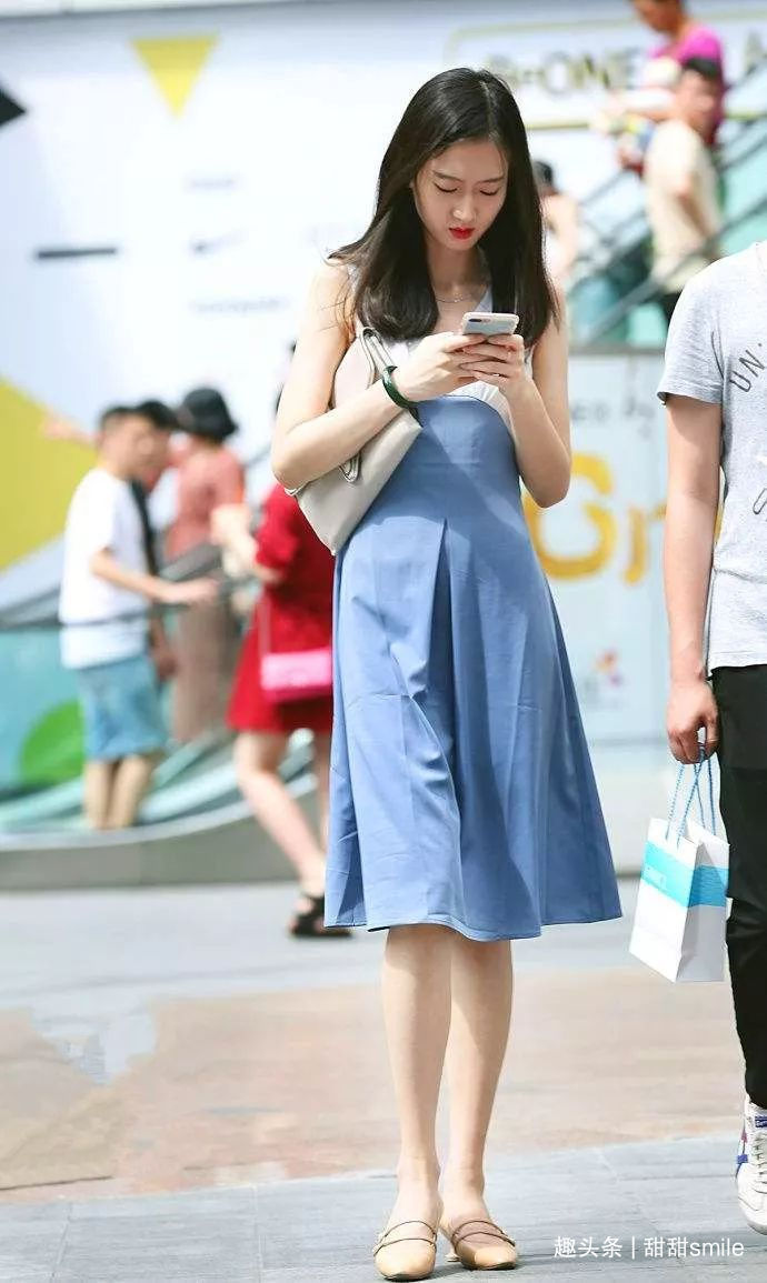 美女一双银色的尖头高跟鞋,气质又浪漫,走起路来也特别的优雅