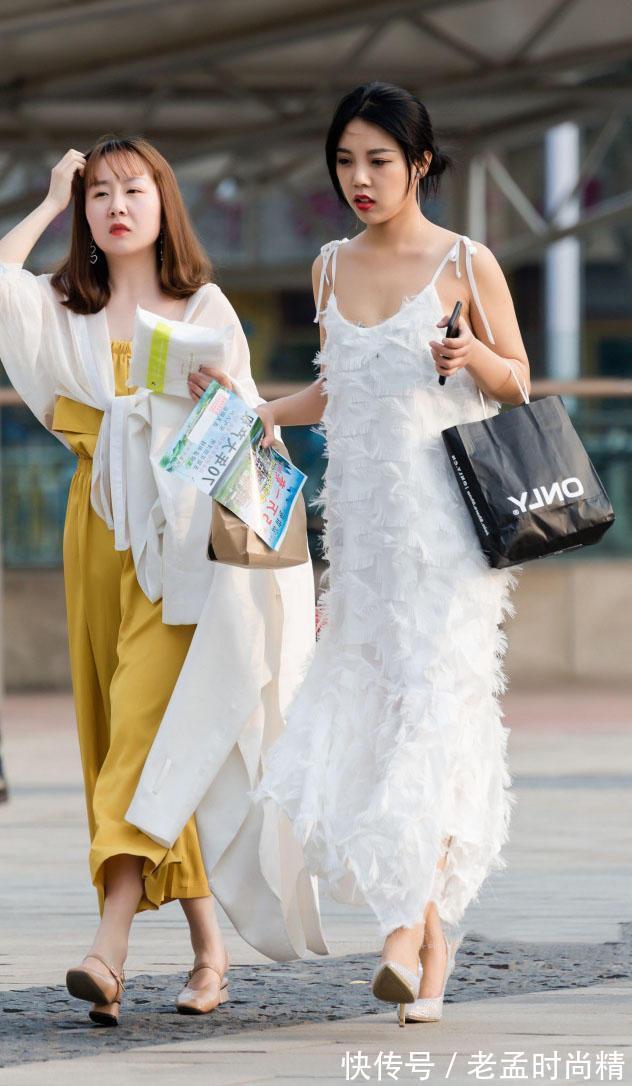 吊带 街拍:小姐姐穿白色吊带连衣裙裹出曼妙的身姿,气质优雅很出众