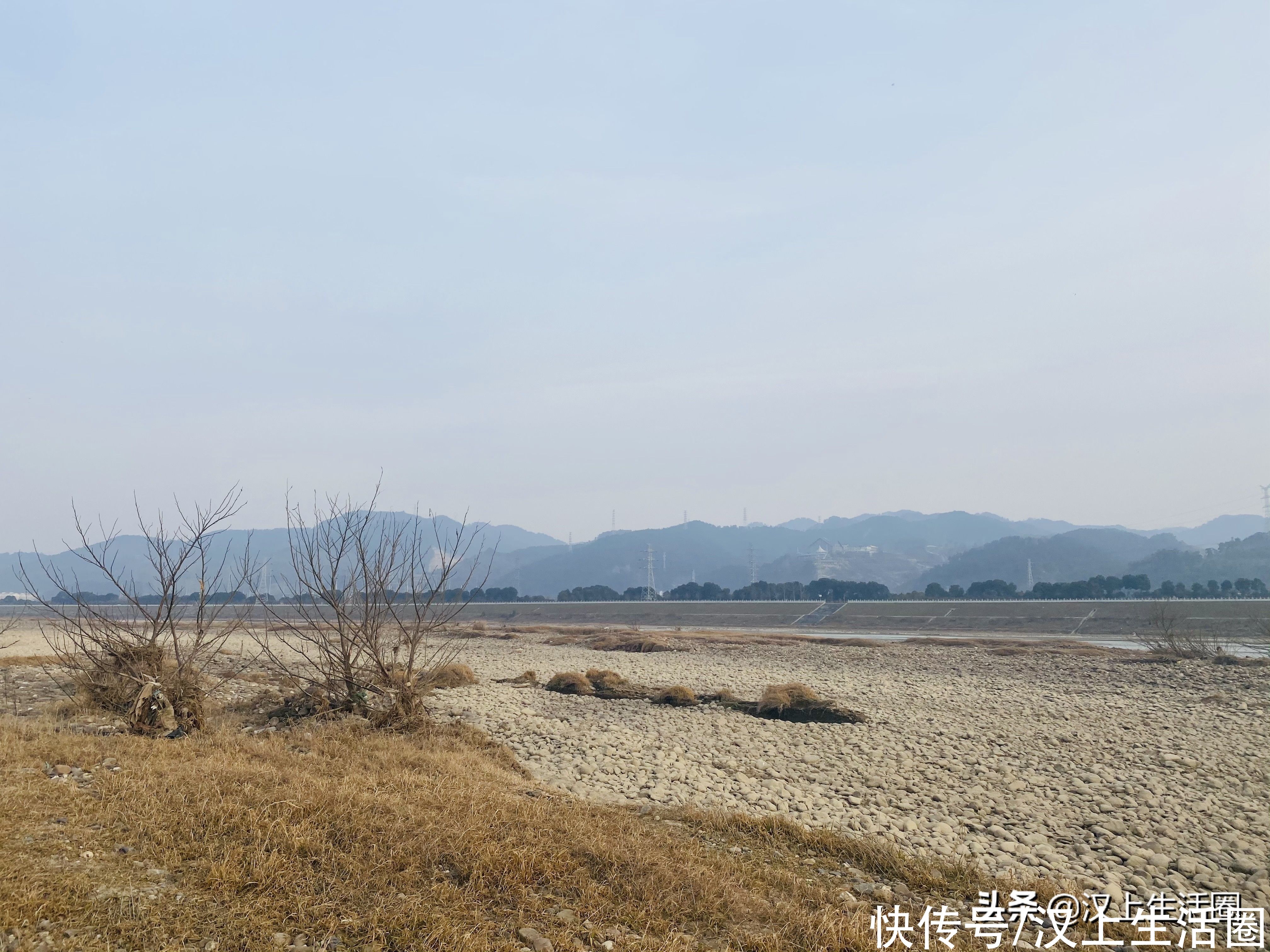 墨秋日曰：独卧溪边任水流，静坐青石意悠悠，风爱荒野