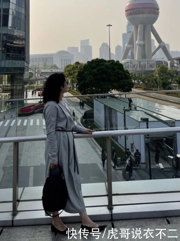 顺色|过了50岁的微胖女人，夏季流行“穿松不穿紧”，学她这么搭真优雅