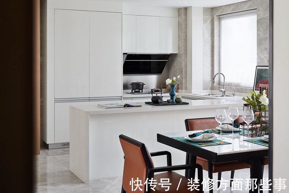 餐厅|110平现代风三居室,餐厅内欢快的撞色更易调动味蕾