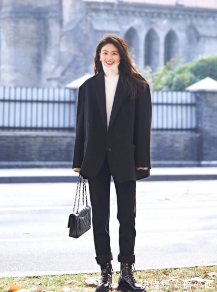 亮色系 “西装”别再搭配牛仔裤了,今年流行“成套穿”,简单大气有气场