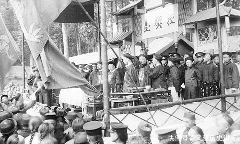 老照片|罕见老照片：街头舞龙踩高跷，第二张是溥仪正在接待日本人！