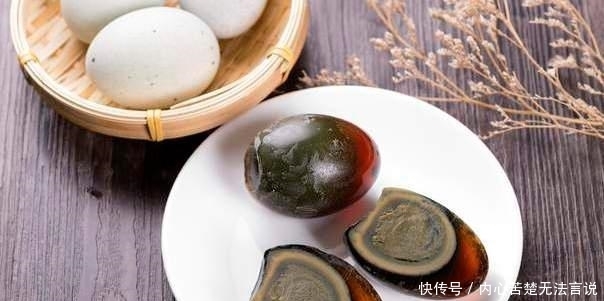 切皮蛋容易沾刀?大厨教你一招,不粘连不散花,切得完整又好看