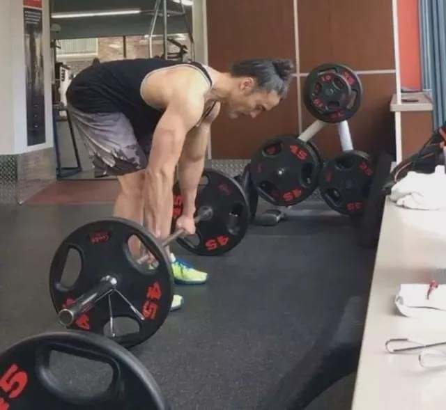 杠铃片|50岁大叔练习1万次引体向上后,背部成了这样