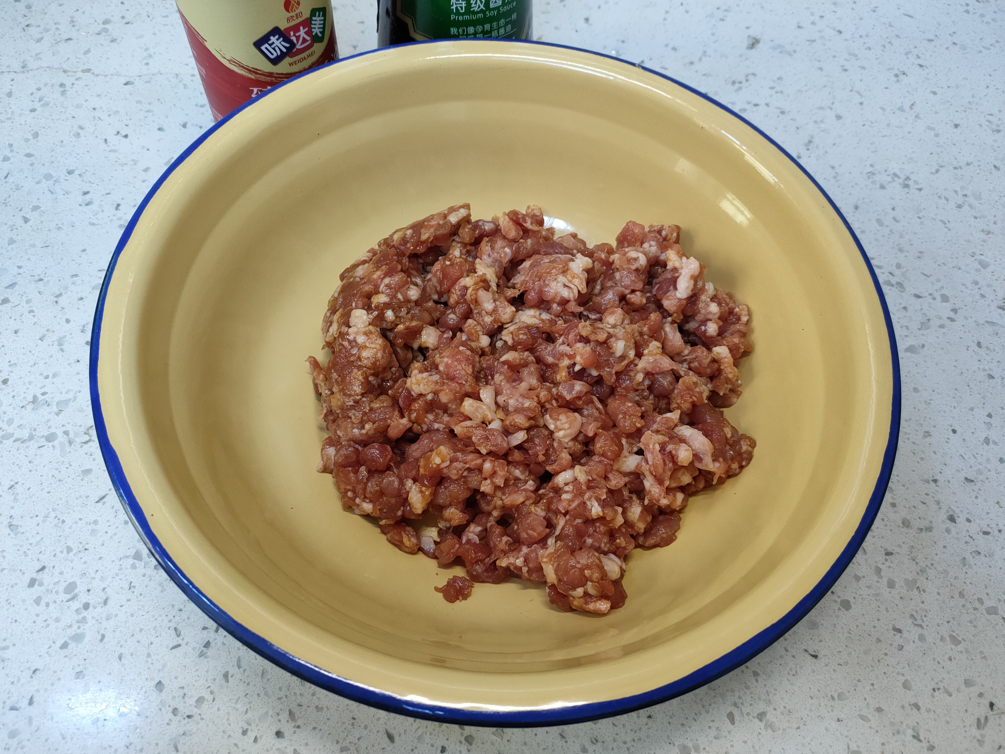 调饺子馅时,先放盐还是先放油不少人搞错了,难怪不鲜嫩不好吃!