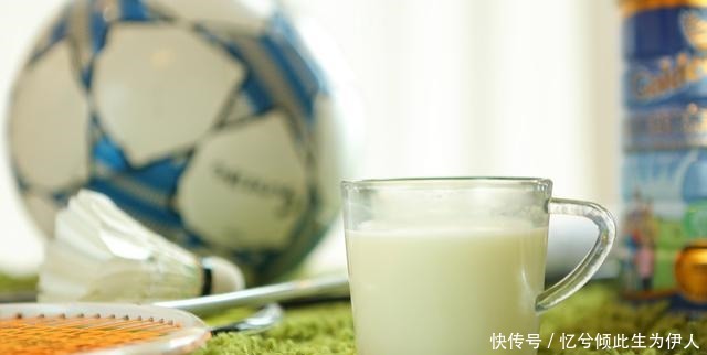 生完孩子后|奶粉喂养的赵薇,和母乳喂养的章子怡,两人的身材差距很明显