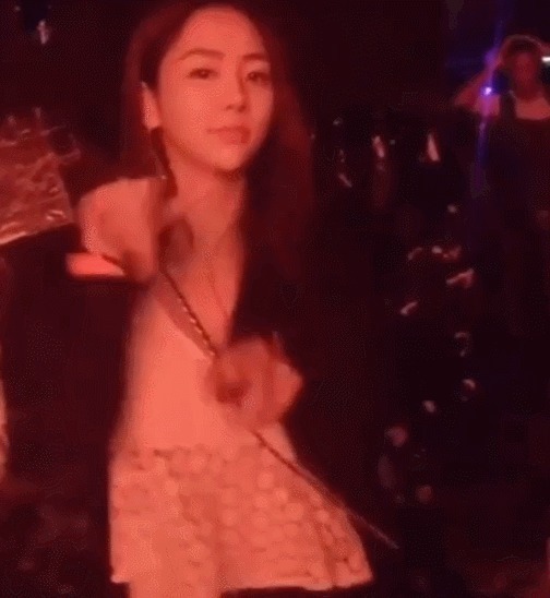 夜店|夜店女王“大象腿”成功抢镜遭女性批丑,却被几十万直男誉为“性感美丽的化身”