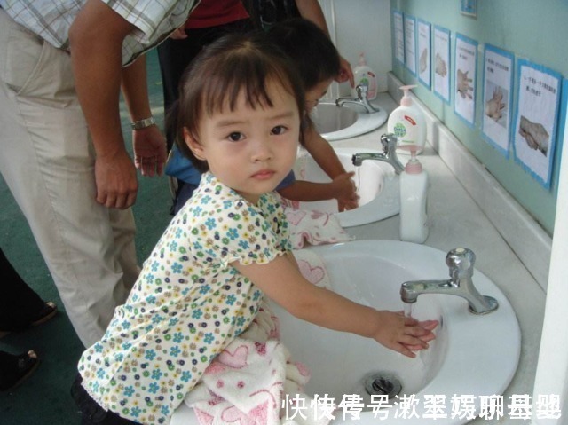 人体|孩子有这6大症状,表明肚子里长了“蛔虫”,家长们要重视起来!