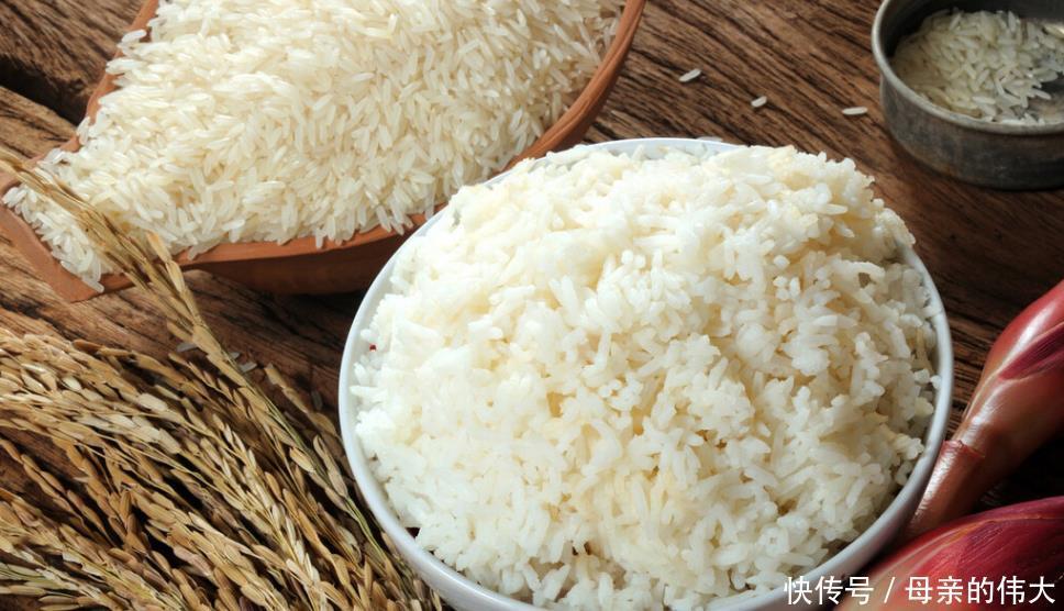 煮米饭时,别只加清水下锅,水里多加2味,米饭香甜全家爱吃