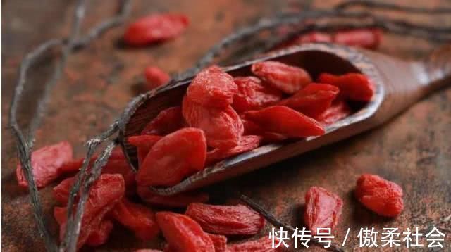 近视|视力不断下降,多吃这4种食物,价格便宜还明目,看得越来越清楚