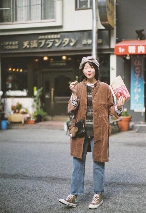 “灯芯绒”重回时尚圈，舒适保暖又显瘦，时髦精们都穿上了