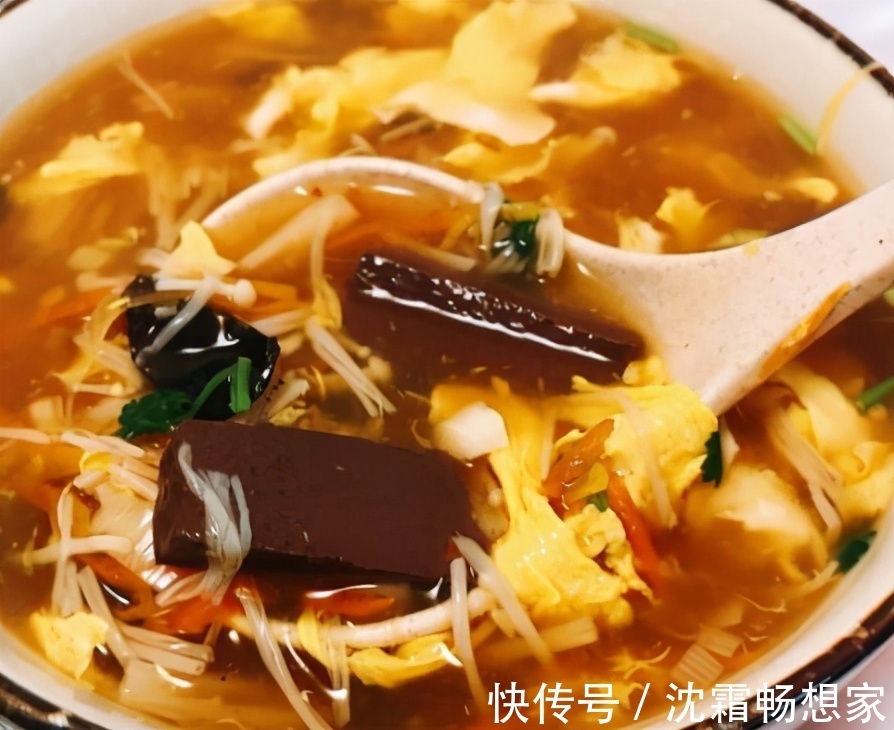 西红柿|酸辣开胃酸辣汤，每次做了不够喝，酸辣开胃营养十足，配着丸子吃