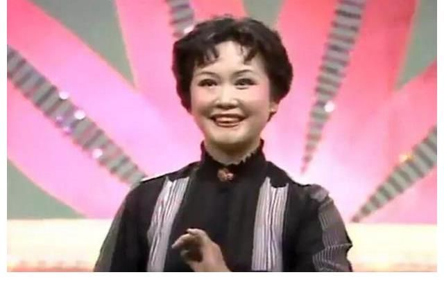 严顺开|83首届春晚，郑绪岚唱《牧羊曲》半空演醉拳，严顺开的哑剧被遗忘
