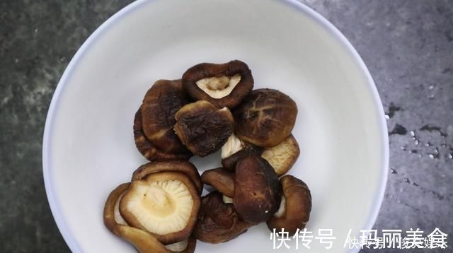 枸杞叶|农村这个野草,人们经常吃它的果实,却不知道叶子也能吃