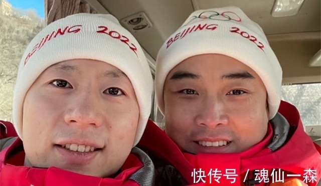 简易版滑雪 宝宝拿泡沫垫在门口滑雪跳上去的动作非常自然一点都没有害怕的样子。素材来源爱游戏- 爱游戏体育- AYX爱游戏体育官方网站