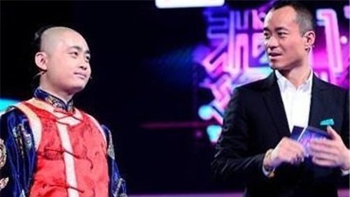 马褂|他自称慈禧后人,坚持留辫子穿马褂,因没有对象上相亲节目选皇妃