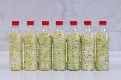 矿泉水瓶|想吃东北酸菜,现在腌制也不晚,教你简单做法,零失败