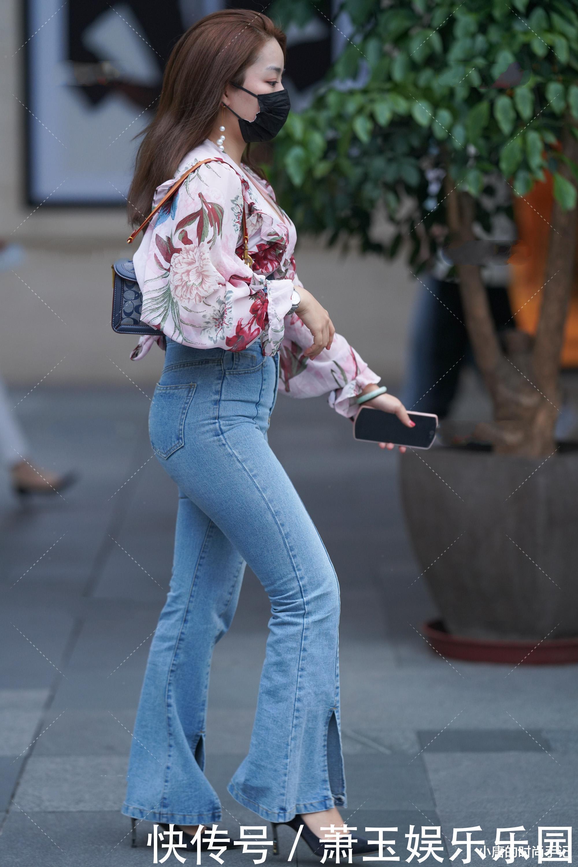 纯色 大印花雪纺衫,穿搭小开叉喇叭裤,雍容华贵成熟大气