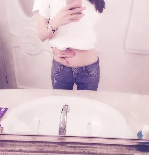 晒晒演员杨烁的家，一看装修就是大户人家了，家具都还带雕花的